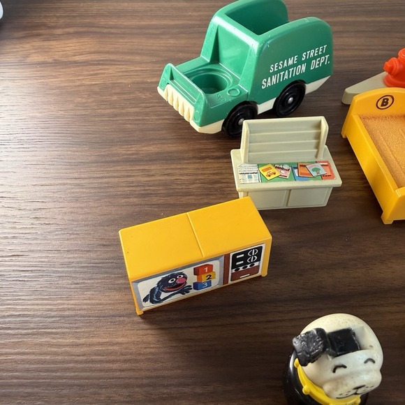 VTG Fisher Price Sesame Street Toys Little People Play Family Lot Wood Muppets - Picture 9 of 12